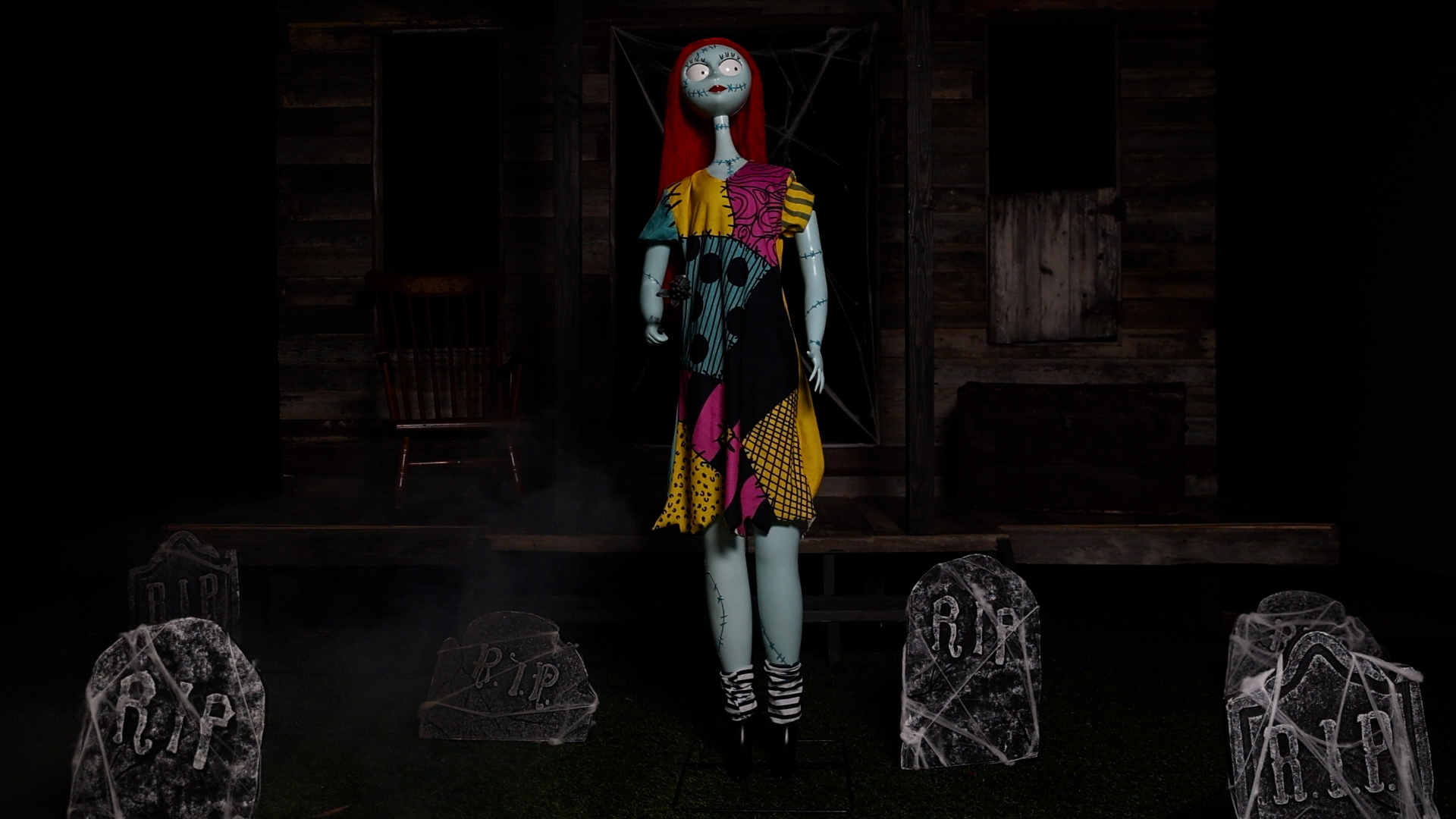 This enchanting Nightmare Before Christmas Sally Animatronic Decoration brings Sally to life with gentle, lifelike movements. Watch as she gracefully sways side to side, raising her arms with a black rose in hand.